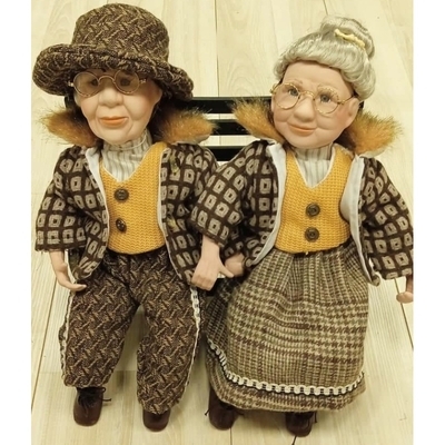 Porcelánové pananky set Bedřich dědeček a babička sedící na lavičce  40 cm