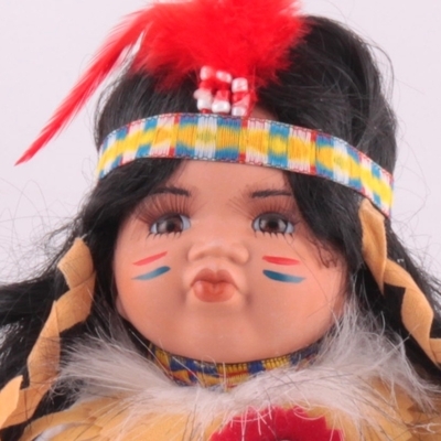Porcelánová panenka Cree indián s bubnem 30 cm - 2