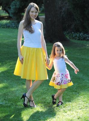 Dívčí žlutá kolová sukně Beata se sovičkami - 3