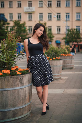 Černá zavinovací sukně Magda s puntíky - 5